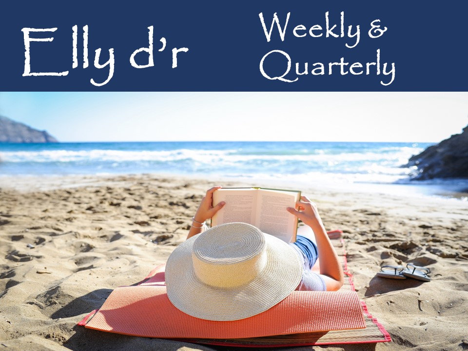 Lezende Elly op het strand.