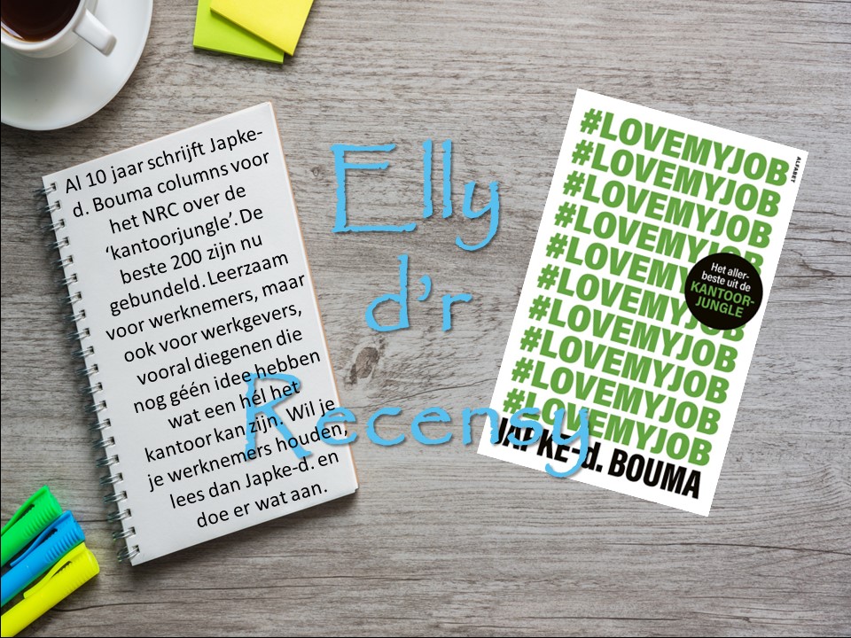 Bureau, rechts boek Love my job, links notitieblok met korte recensie.