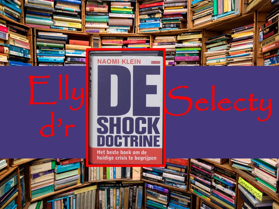 Boek De shockdoctrine temidden van stapels boeken