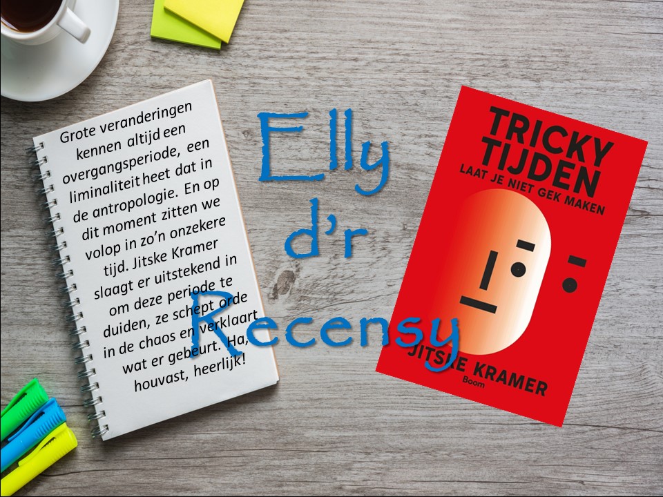 Rechts cover van Tricky tijden, links notitieblok met korte recensie.